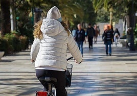 With an arctic air mass on the way, what will the weather be like during this long holiday weekend in Spain?