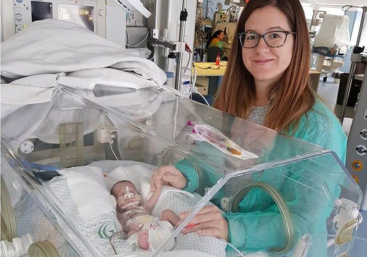 Imagen principal - Julia, Daniela and Lucía spent several months in the neonatal unit at the maternal and child hospital in Malaga 