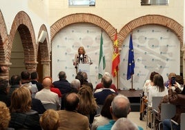 Mayor pays tribute to retirees of Marbella town hall.