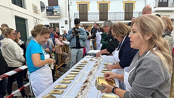 Benalmádena serves up slices of longest Yule log cake in Andalucía to benefit two local charities