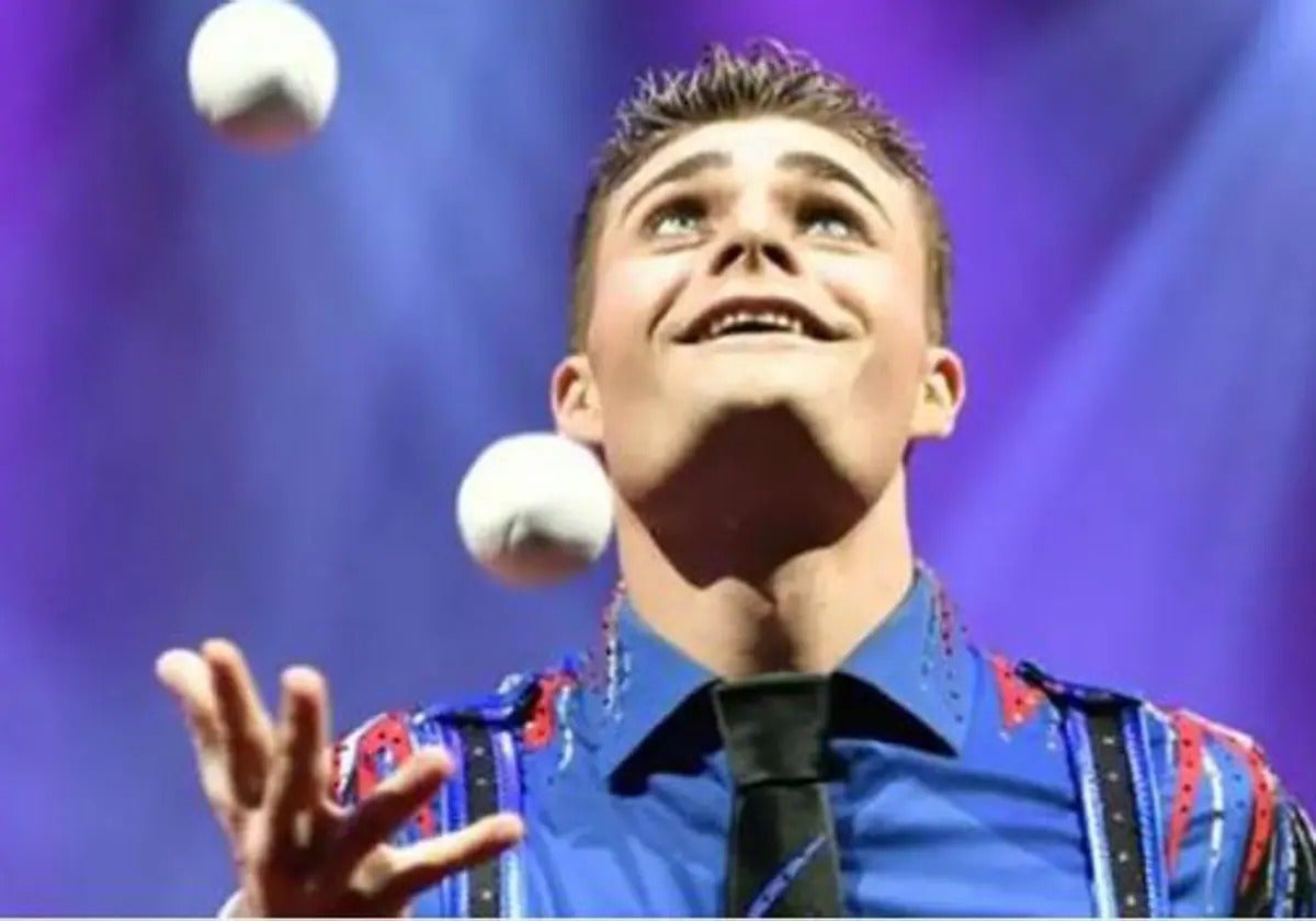 Circus artist Michael Ferreri did 44 consecutive 360-degree turns while juggling three balls.