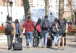 Tourists with luggage in the centre of Bilbao.