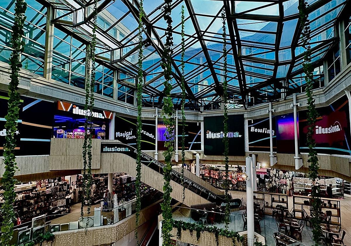 Imagen principal - Ilusiona, the new leisure venue with 'state-of-the-art' bowling lanes that aims to revolutionise Malaga shopping centre