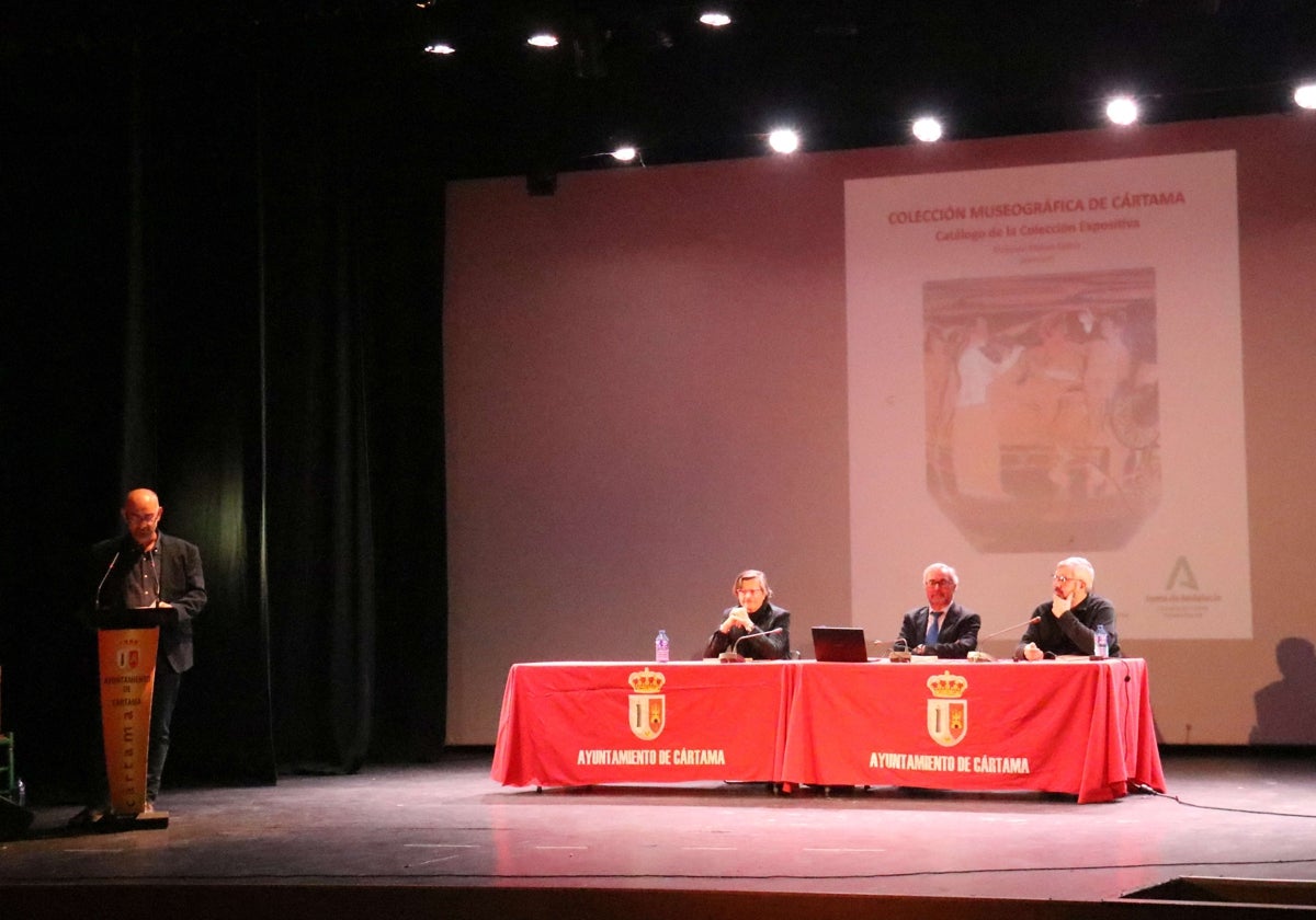 The presentation of the catalogue in the municipal theatre.