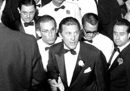 Kirk Douglas at the entrance of the Victoria Eugenia Hotel in Donosti, flanked by Bud Ornstein (first on the left).