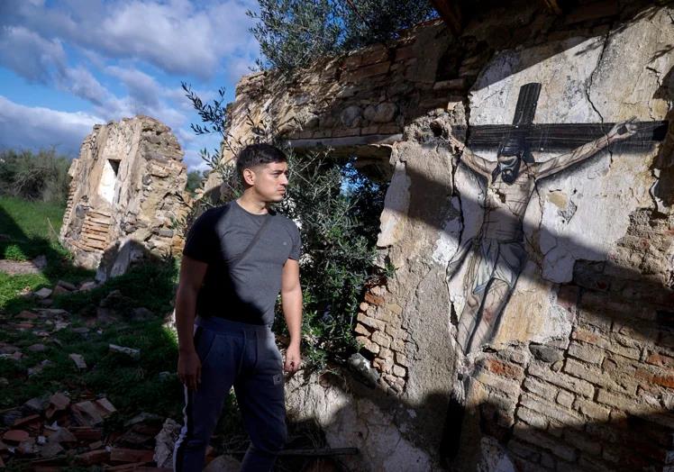 Julio Anaya, in front of the Cristo del Amor a few days before the work was vandalised.