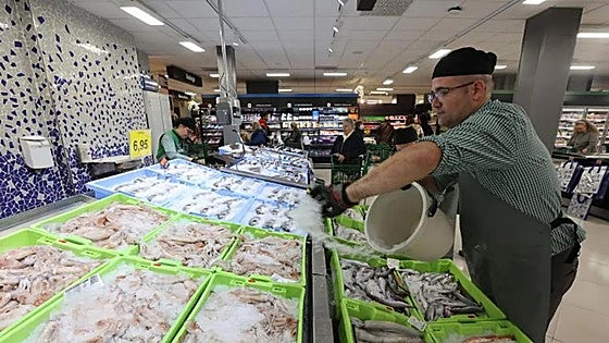 How late will the supermarkets be open on New Year's Eve in Spain?