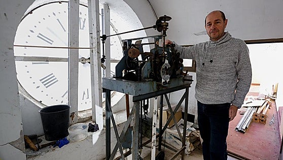 The clockmaker in charge of the New Year's Eve chimes in Malaga: 'It's like turning on the Christmas lights in Calle Larios'