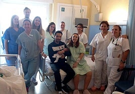 Little Nora, with her parents and the team that cared for them at the Costa del Sol hospital.