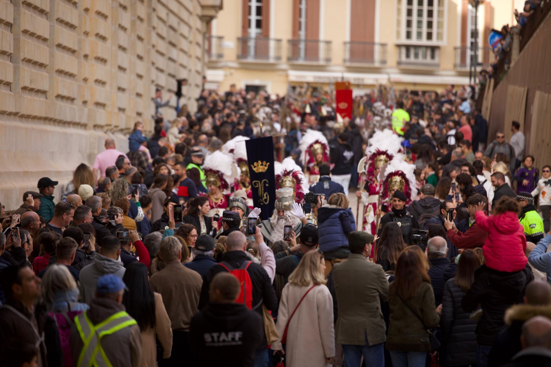 Inicio del recorrido a pie de Sus Majestades desde calle Alcazabilla al Ayuntamiento de Málaga