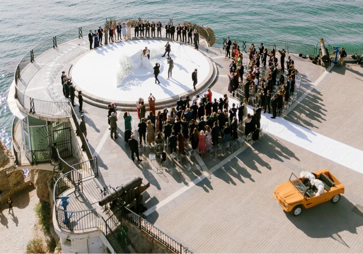 Photo of the guests at the civil ceremony held a month ago at the Balcón de Europa.