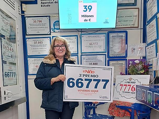 Dolores Atencia, a lottery agent from Avenida Andalucía in Torre del Mar, sold several tenths of the third prize for the El Niño.