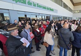 Residents protest outside the Hospital de la Serranía de Ronda.