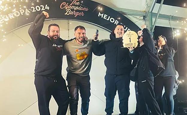Food influencer Pablo Cabezali, host of the competition, with the winners of the burger chosen as the best in Europe.