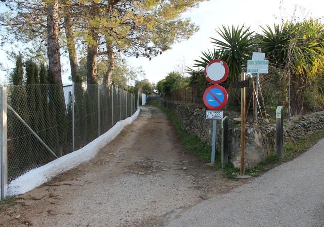 Path leading to the riverbank.