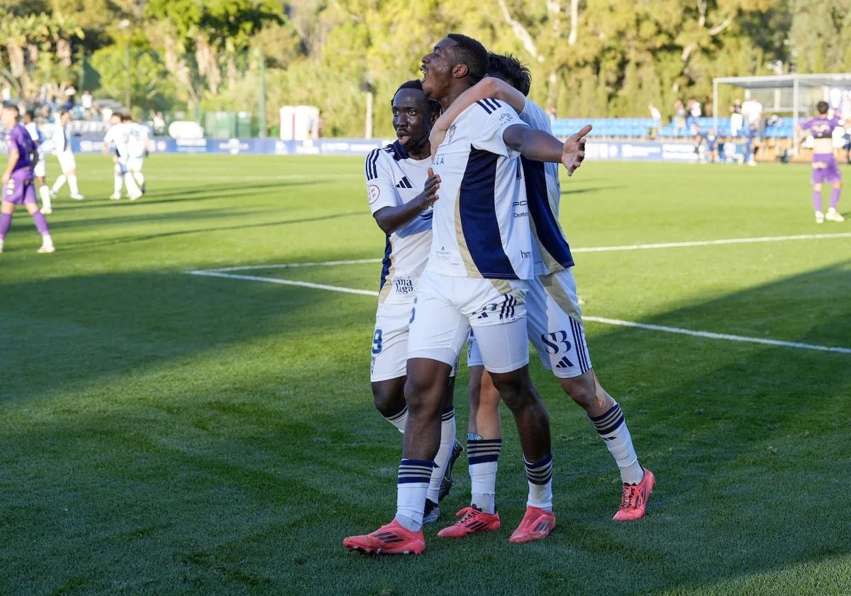 Dorian, congratulated by his teammates.