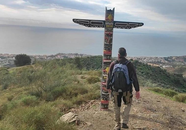 This curious totem pole awaits walkers on the Salazar hill.