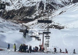 People being rescued from the chairlift at the Astún ski resort.