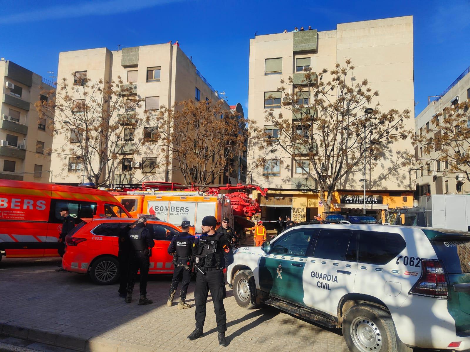 Police and firefighters at the scene of the incident in Benetússer.