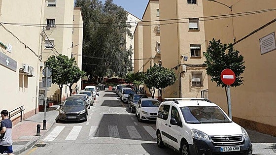 Police seek partner after woman falls from fifth floor of building in Malaga