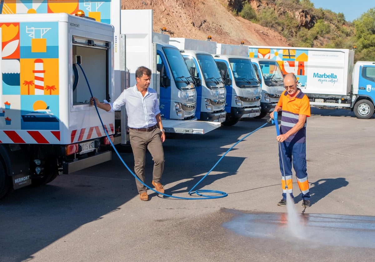 The councillor responsible for the area, Diego López, supervising the cleaning fleet.