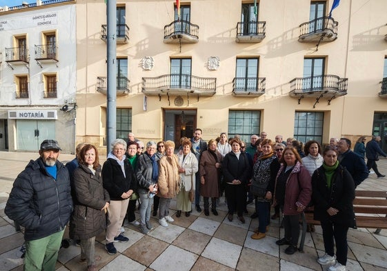 Users of the sports facilities in Vélez-Málaga, this Tuesday outside the town hall.