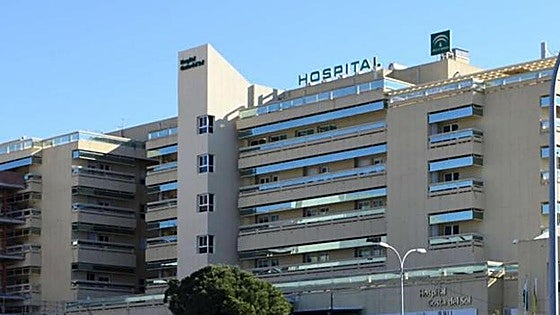 Young man dies after falling from a height while fleeing from police at a Marbella school