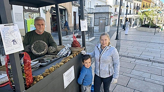 Married couple mark 25 years of selling roasted chestnuts from their pitch in Ronda