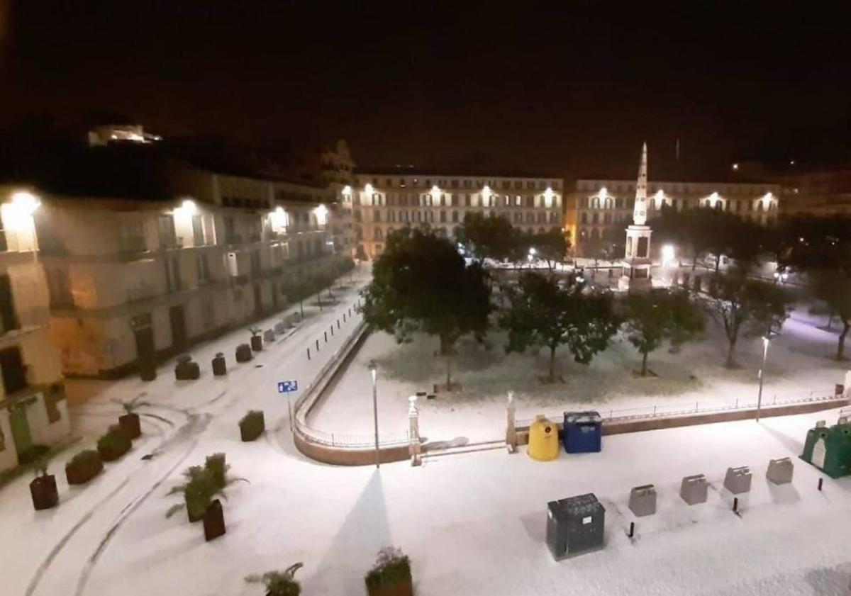 Imagen principal - In pictures, the historic hailstorm five years ago that turned Malaga city centre white