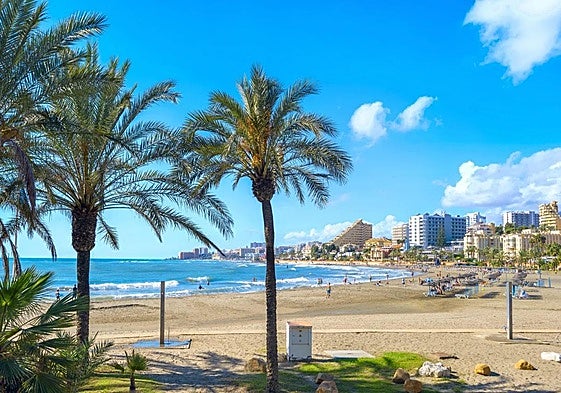 View of the Benalmádena coastline, with hotels on the beachfront.