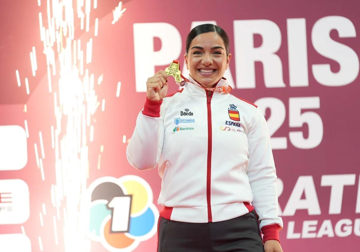 Torres, on the podium with her medal.