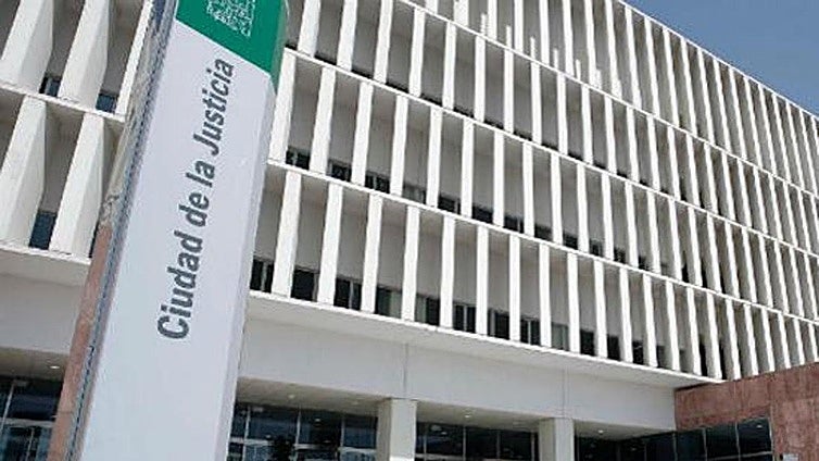 Court issues restraining order against man who attempted to throw his partner from their sixth-floor flat in Torremolinos