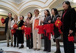 The town hall and members of the Chinese association at the presentation of the event.