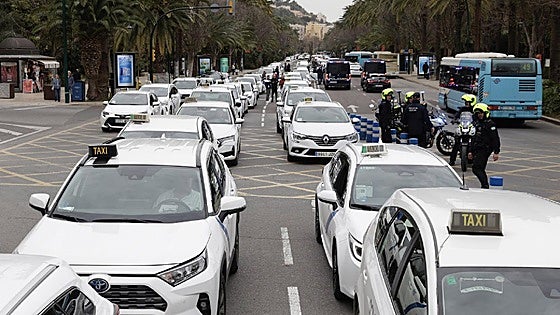 Hundreds of taxis block streets of Malaga in protest at 'absurd' insurance premiums