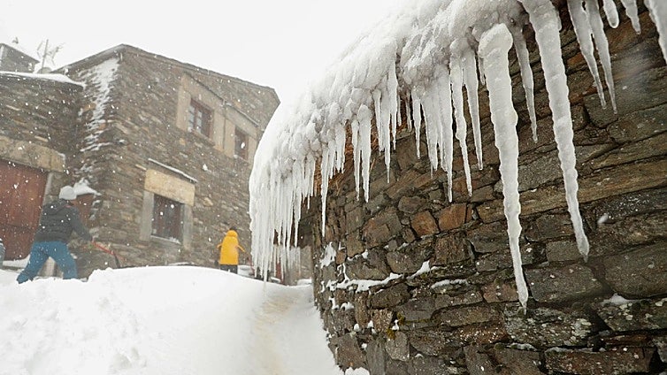 Two winter storms bring bad weather to northern Spain