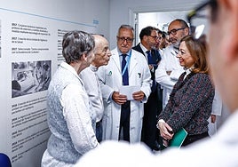 Navarro, together with the manager of the Regional Hospital, José Antonio Ortega, and patient associations.