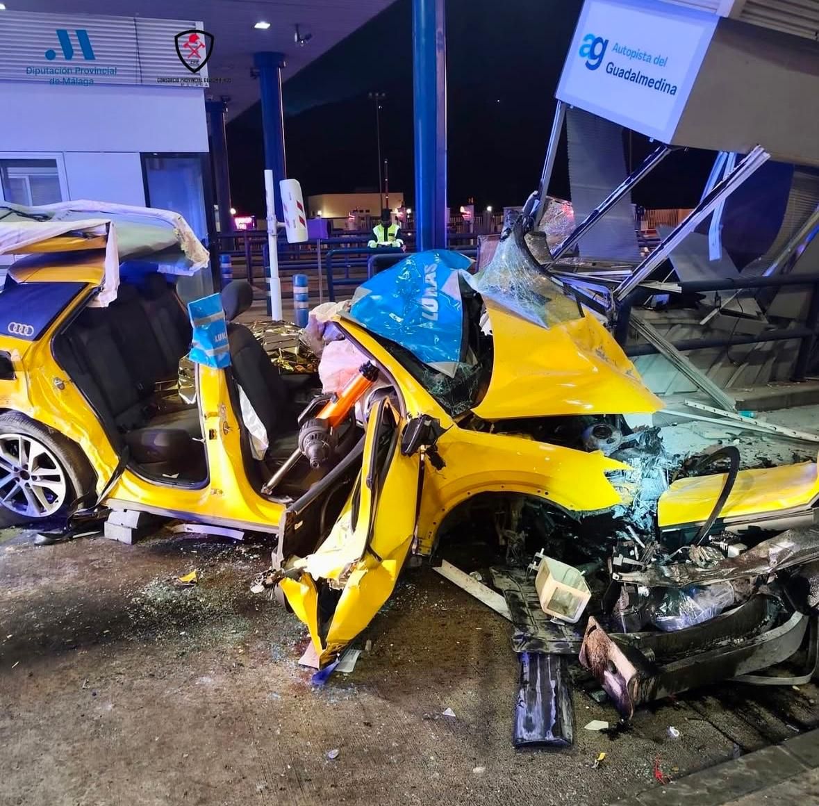 Imagen secundaria 2 - One dead and two injured after their car crashes into tollbooth on Malaga motorway