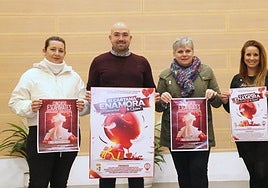 The councillor and some of the participating businesses at the presentation of the campaign.