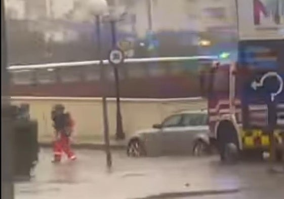 Fuengirola firefighters rescue family from vehicle after torrential downpour on the Costa del Sol