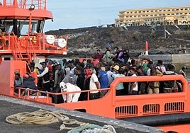A Salvamento Marítimo boat rescues 190 migrants.