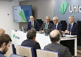 Isidro Rubiales, CEO of Unicaja, and José Sevilla, non-executive chairman, in the centre, at the press conference to present the 2024 results.