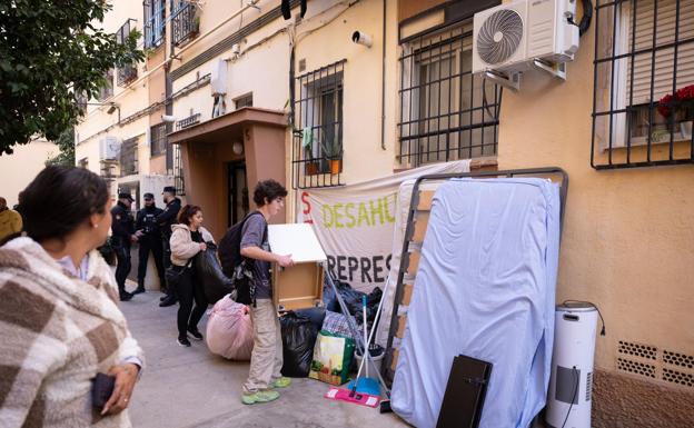 Con Málaga has rented a van so that the family can take their things to Loja.
