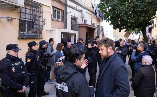 Nicolás Sguiglia, spokesperson for Con Málaga, talking to the social emergency team.