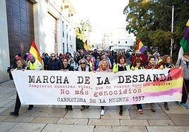 Participants in the 'desbandá' walk on its departure from Calle Alcazabilla.