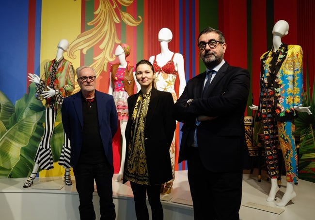 The comissioners of the exhibition Karl Von der Ahé and Saskia Lubnow, along with José María Luna..