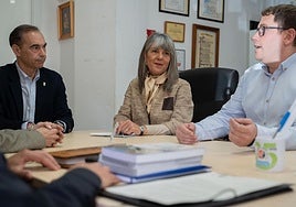 Lara and Peralta during the meeting with Afesol president Cristian González.