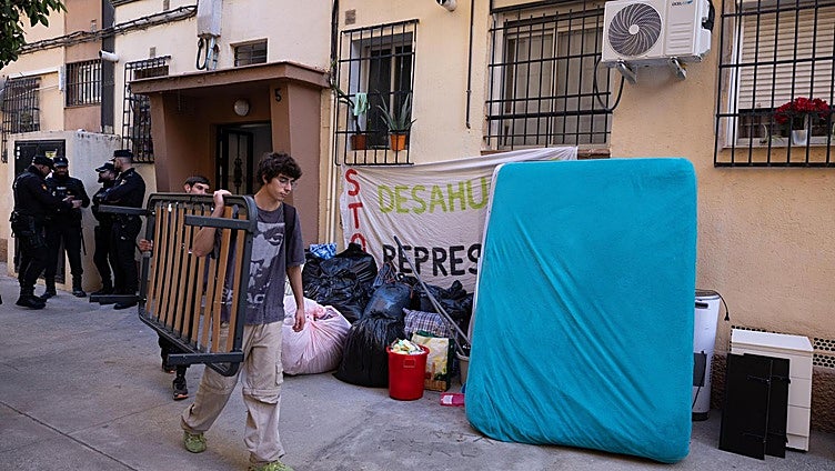 Woman and three children evicted from Malaga home despite pressure from neighbours and associations