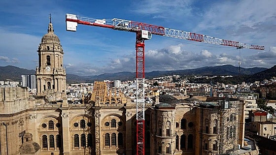 New multi-million-euro gable roof on Malaga Cathedral starts to take shape