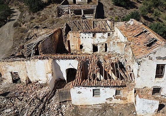 Cortijo to be rebuilt and converted into a rural hotel.