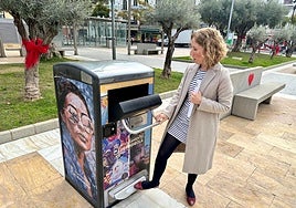 Councillor Carmen Díaz at one of the smart bins.